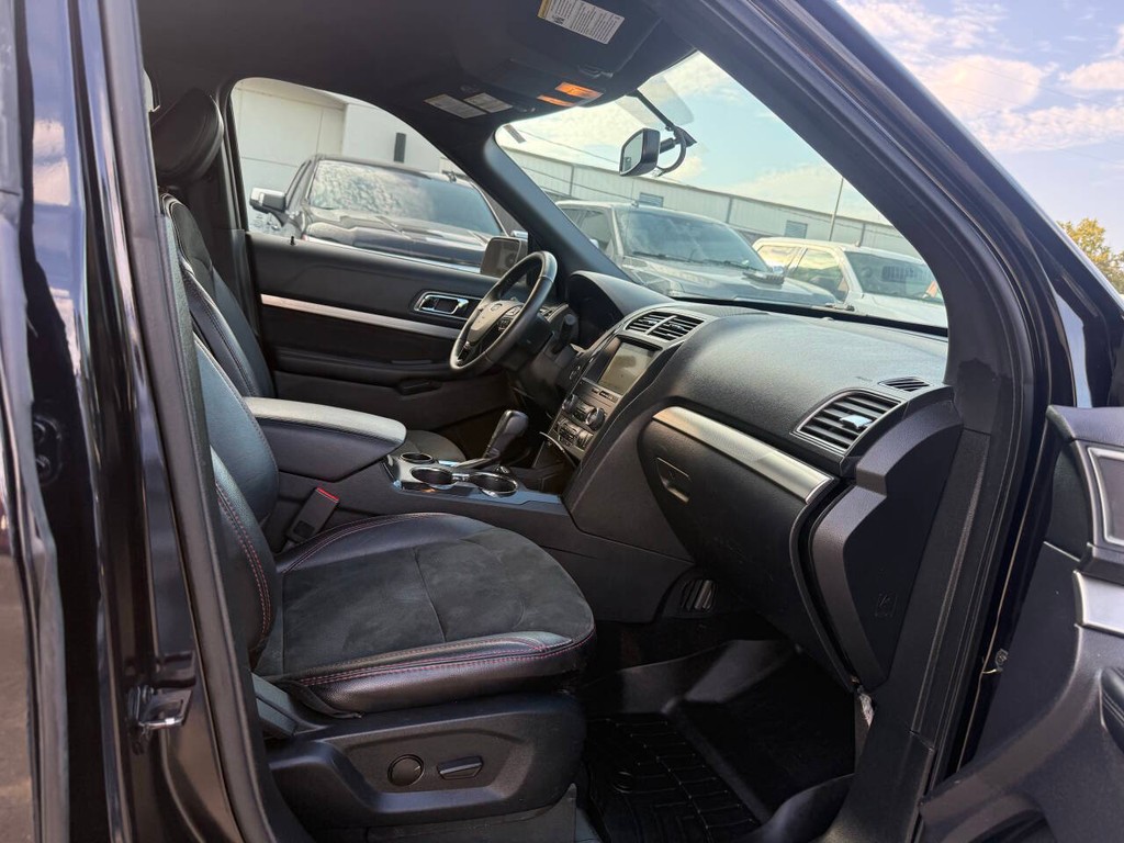 Ford Explorer Vehicle Full-screen Gallery Image 10