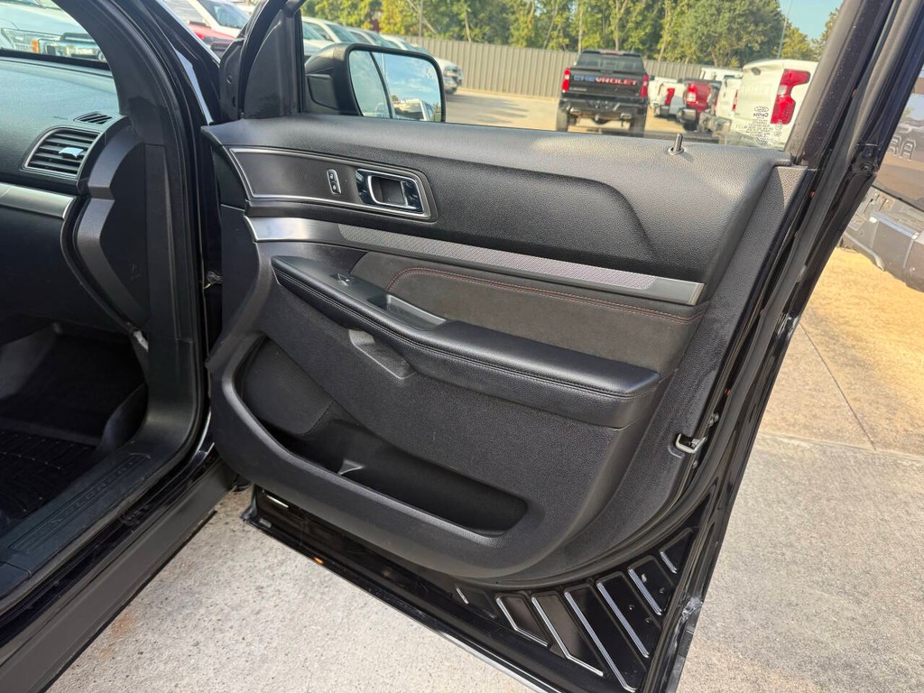 Ford Explorer Vehicle Full-screen Gallery Image 11