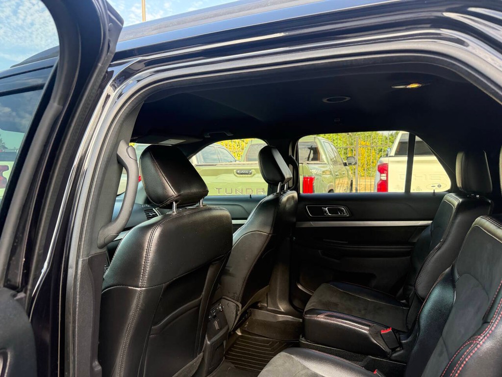 Ford Explorer Vehicle Full-screen Gallery Image 12
