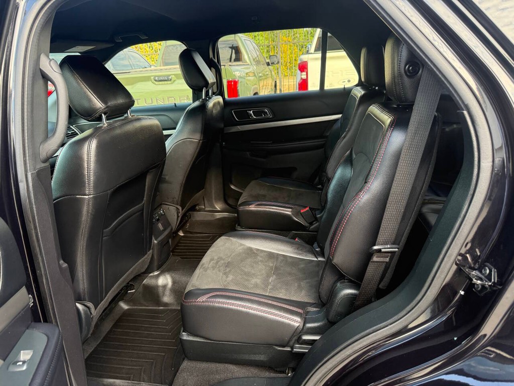 Ford Explorer Vehicle Full-screen Gallery Image 13