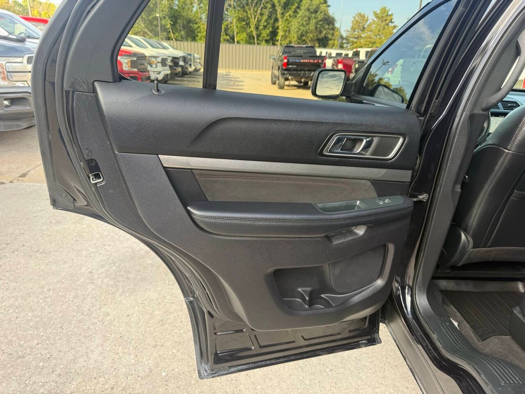 Ford Explorer Vehicle Full-screen Gallery Image 15
