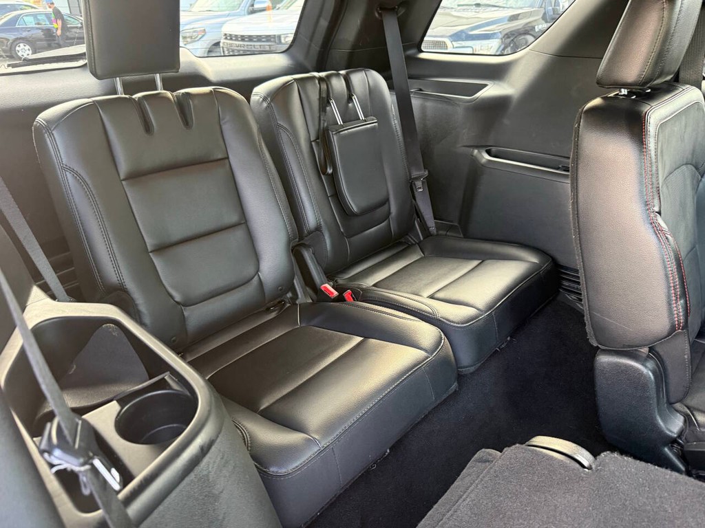 Ford Explorer Vehicle Full-screen Gallery Image 16