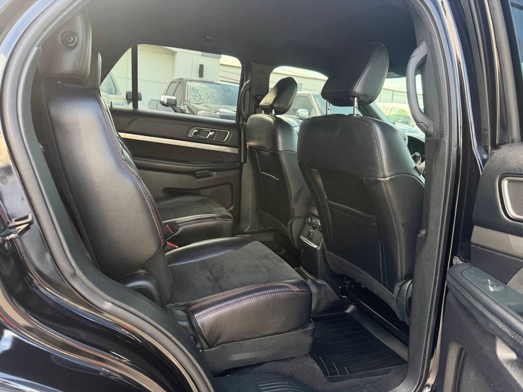 Ford Explorer Vehicle Full-screen Gallery Image 17
