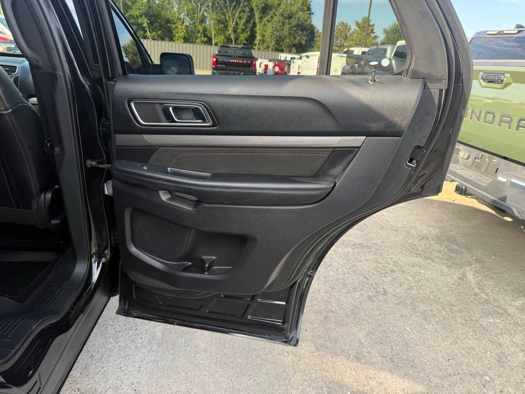 Ford Explorer Vehicle Full-screen Gallery Image 18