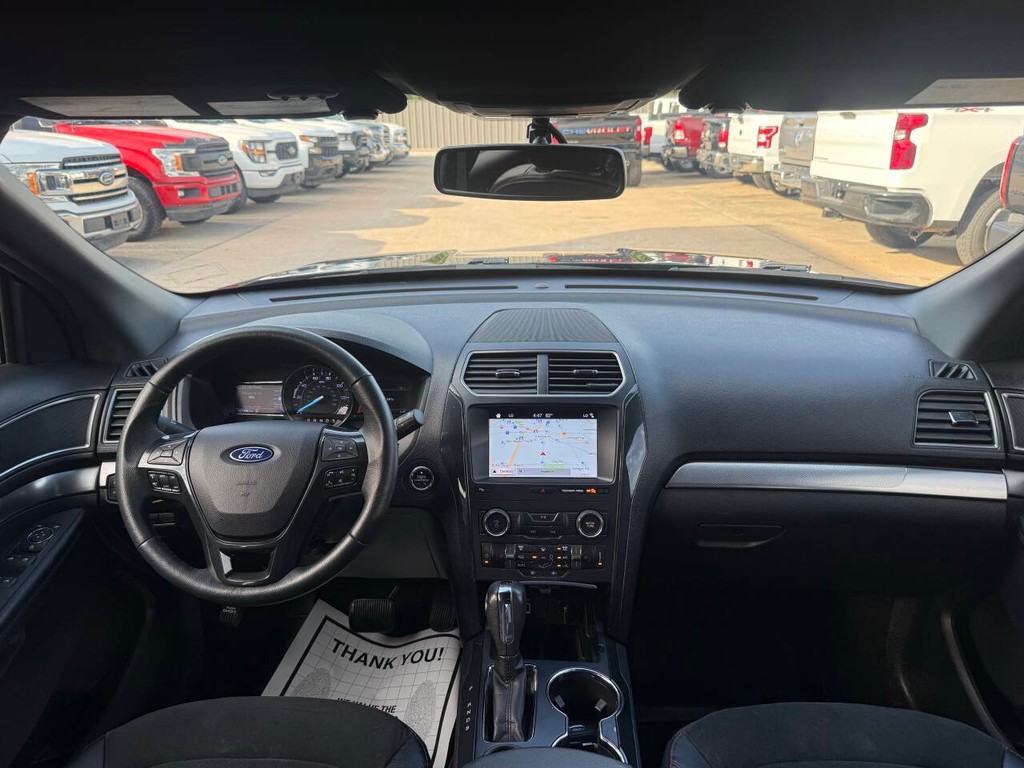 Ford Explorer Vehicle Full-screen Gallery Image 19