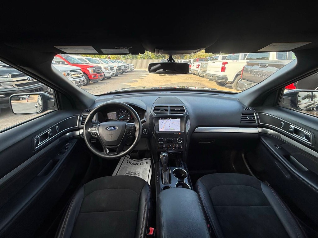 Ford Explorer Vehicle Full-screen Gallery Image 20