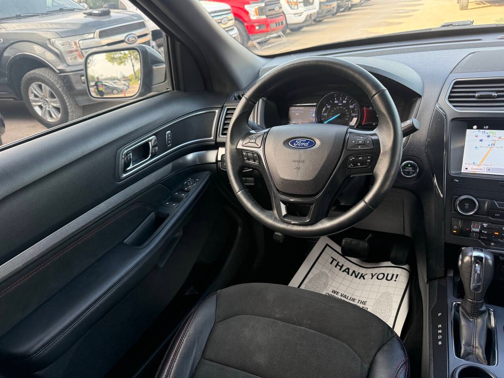 Ford Explorer Vehicle Full-screen Gallery Image 21