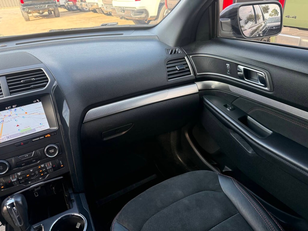 Ford Explorer Vehicle Full-screen Gallery Image 22