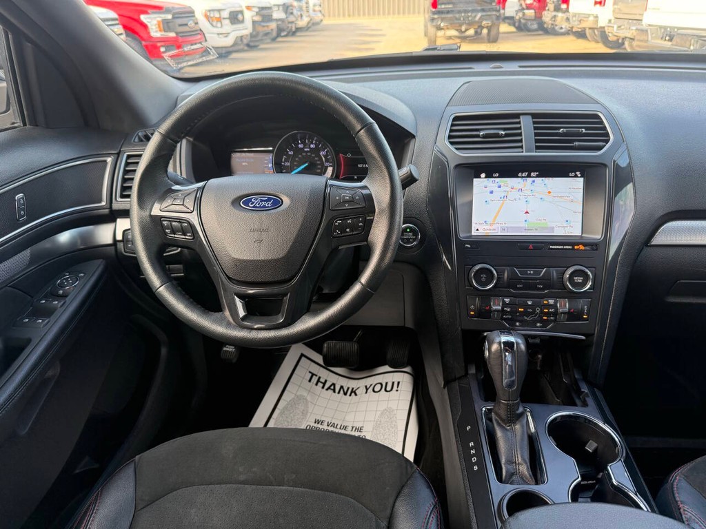 Ford Explorer Vehicle Full-screen Gallery Image 23