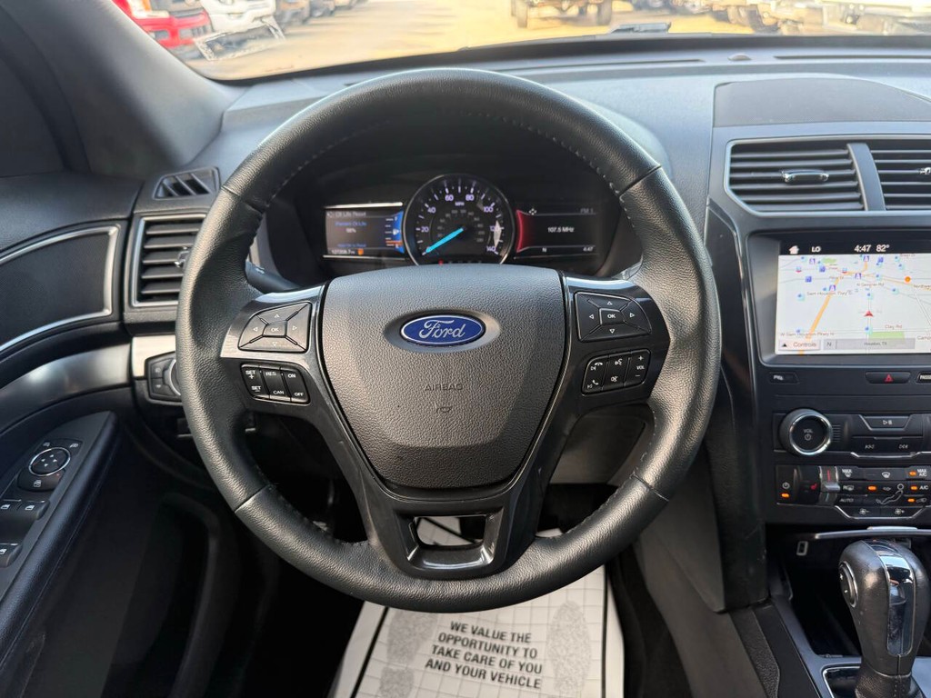 Ford Explorer Vehicle Full-screen Gallery Image 24