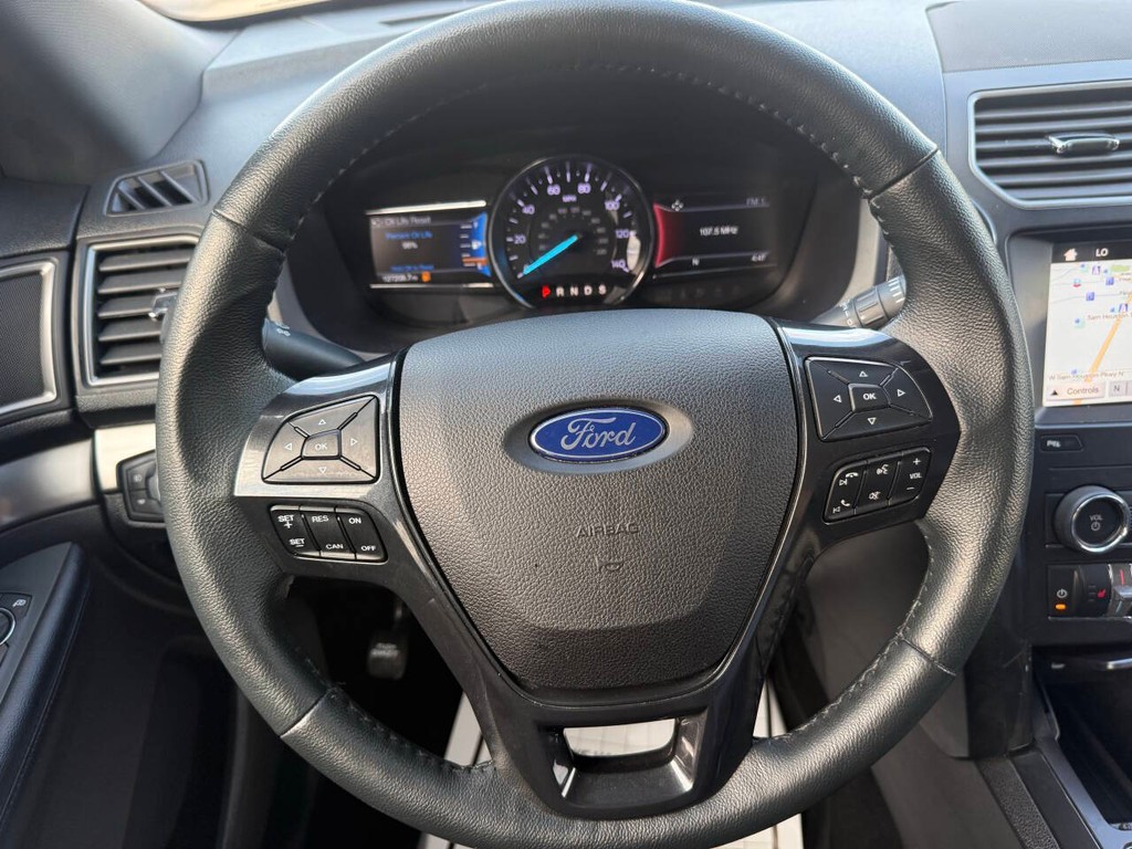 Ford Explorer Vehicle Full-screen Gallery Image 25