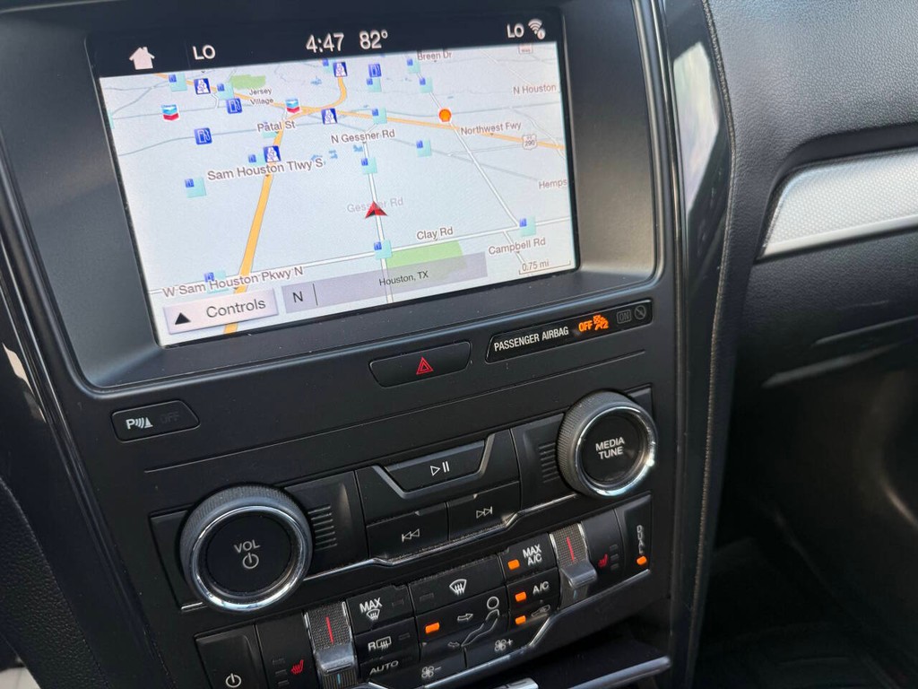 Ford Explorer Vehicle Full-screen Gallery Image 28