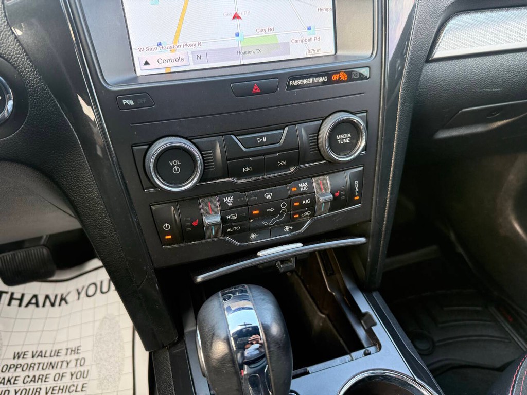 Ford Explorer Vehicle Full-screen Gallery Image 30