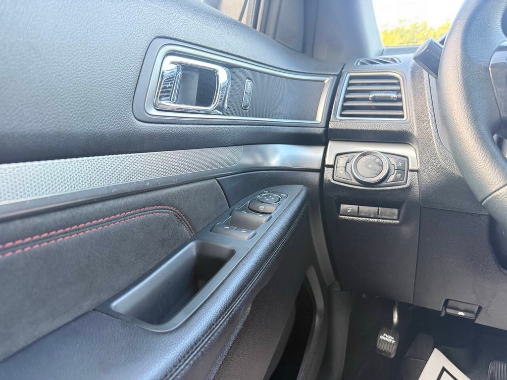Ford Explorer Vehicle Full-screen Gallery Image 32