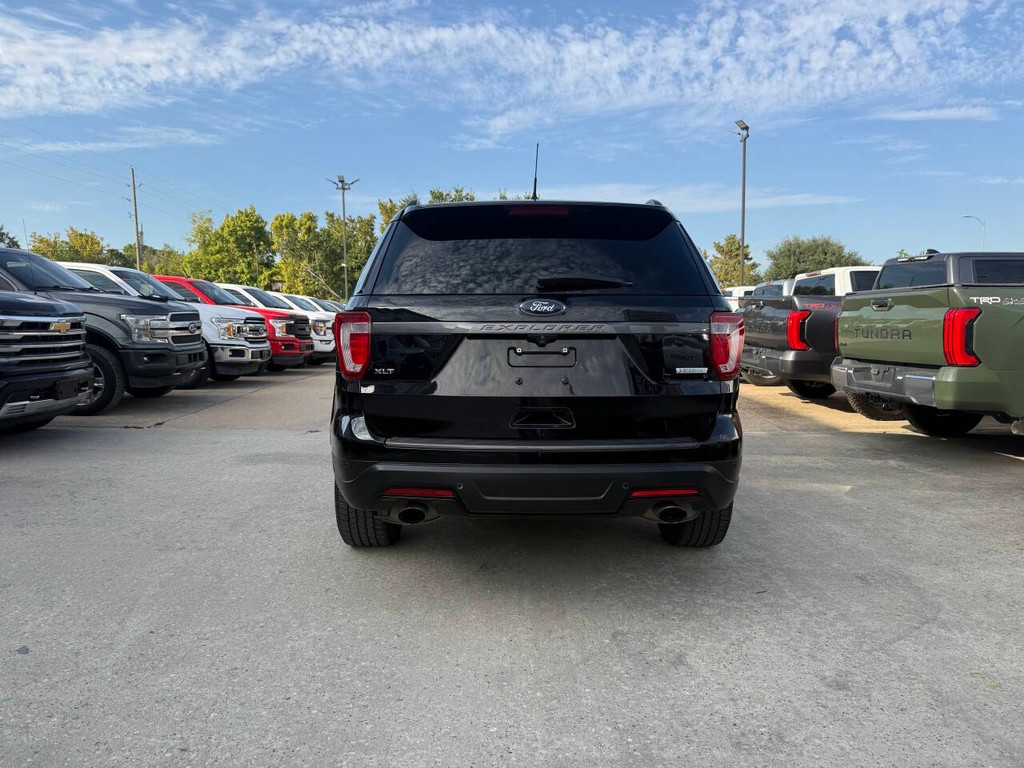 Ford Explorer Vehicle Full-screen Gallery Image 40