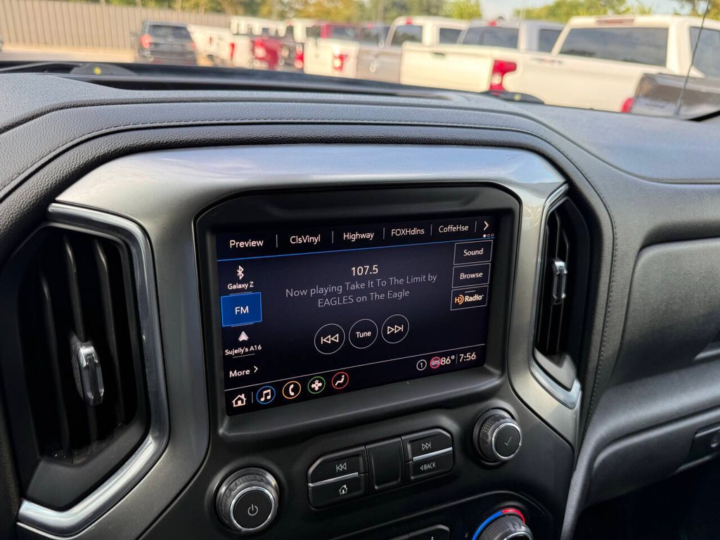 Chevrolet Silverado 1500 Vehicle Full-screen Gallery Image 25