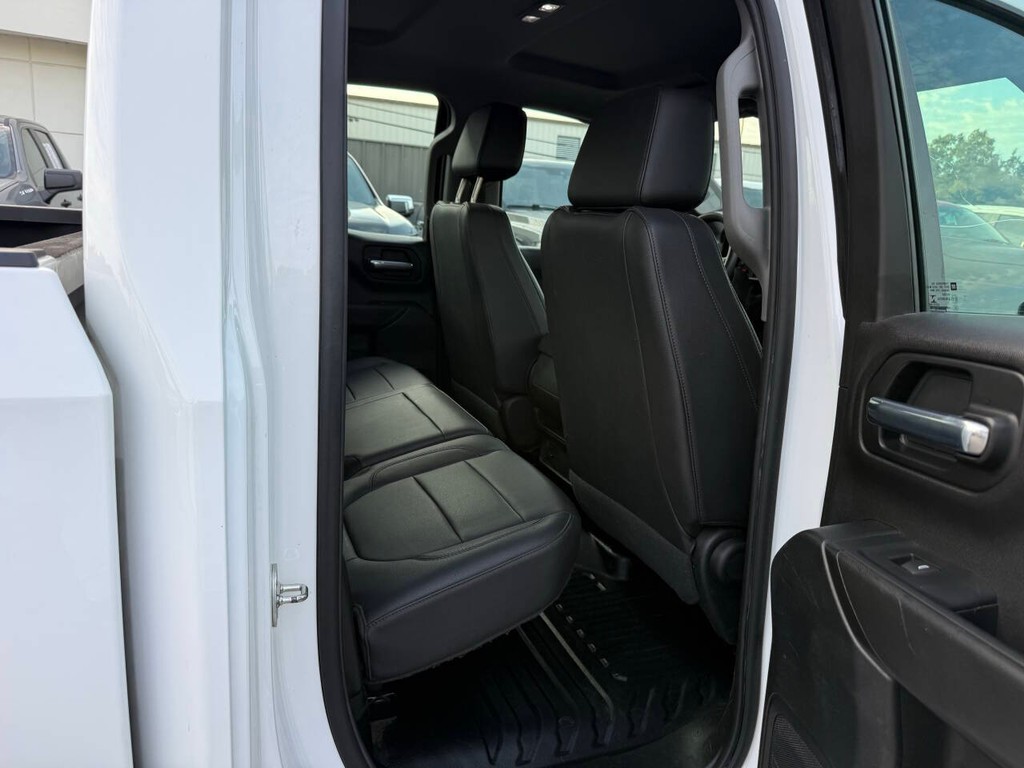 Chevrolet Silverado 1500 Vehicle Full-screen Gallery Image 15