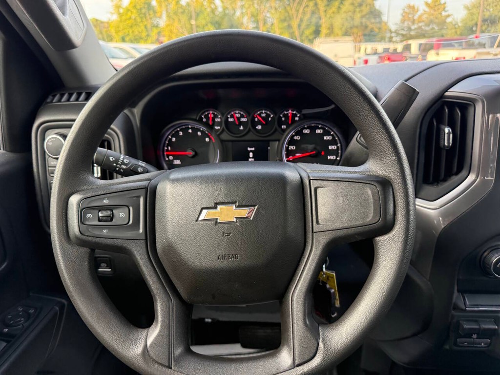 Chevrolet Silverado 1500 Vehicle Full-screen Gallery Image 23