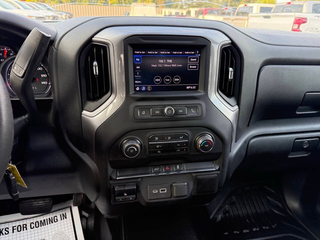 Chevrolet Silverado 1500 Vehicle Full-screen Gallery Image 24