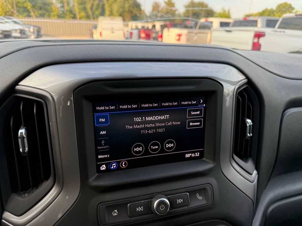Chevrolet Silverado 1500 Vehicle Full-screen Gallery Image 25