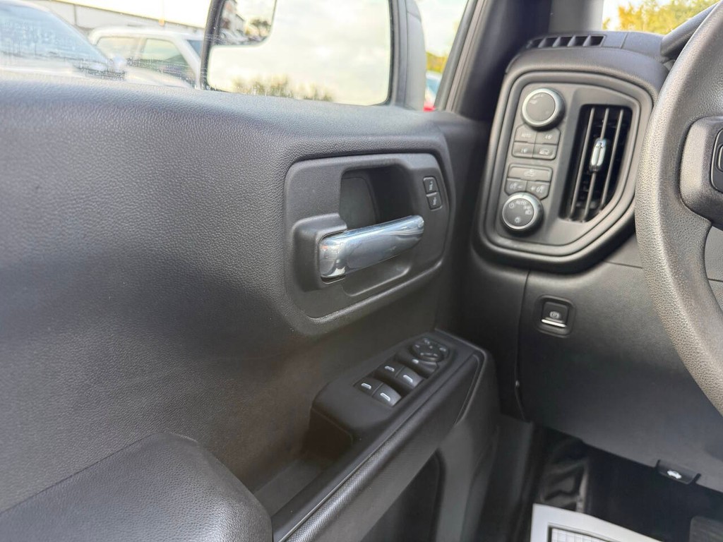 Chevrolet Silverado 1500 Vehicle Full-screen Gallery Image 30