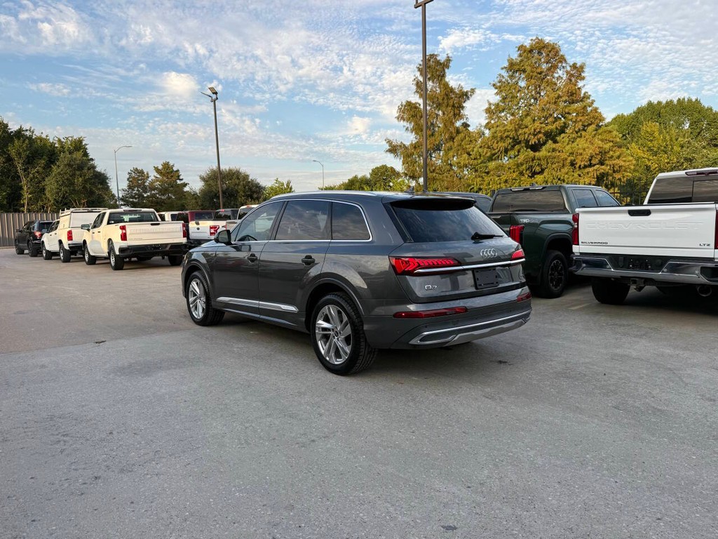 Audi Q7 Vehicle Full-screen Gallery Image 04