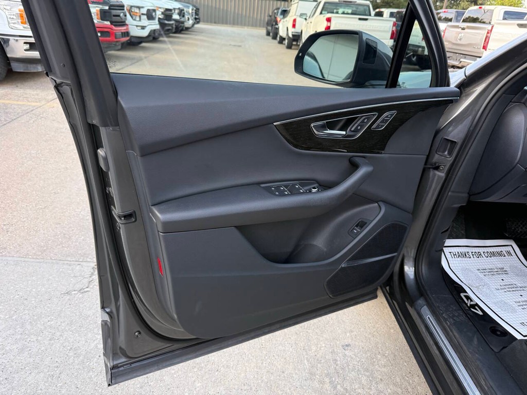 Audi Q7 Vehicle Full-screen Gallery Image 08