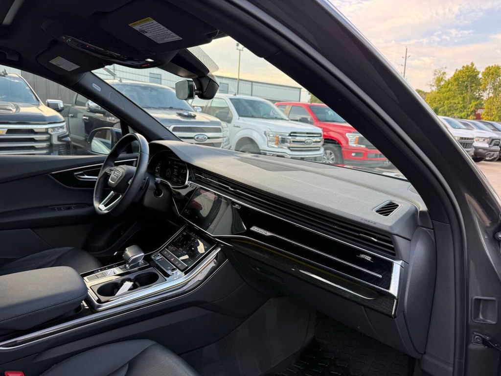 Audi Q7 Vehicle Full-screen Gallery Image 09