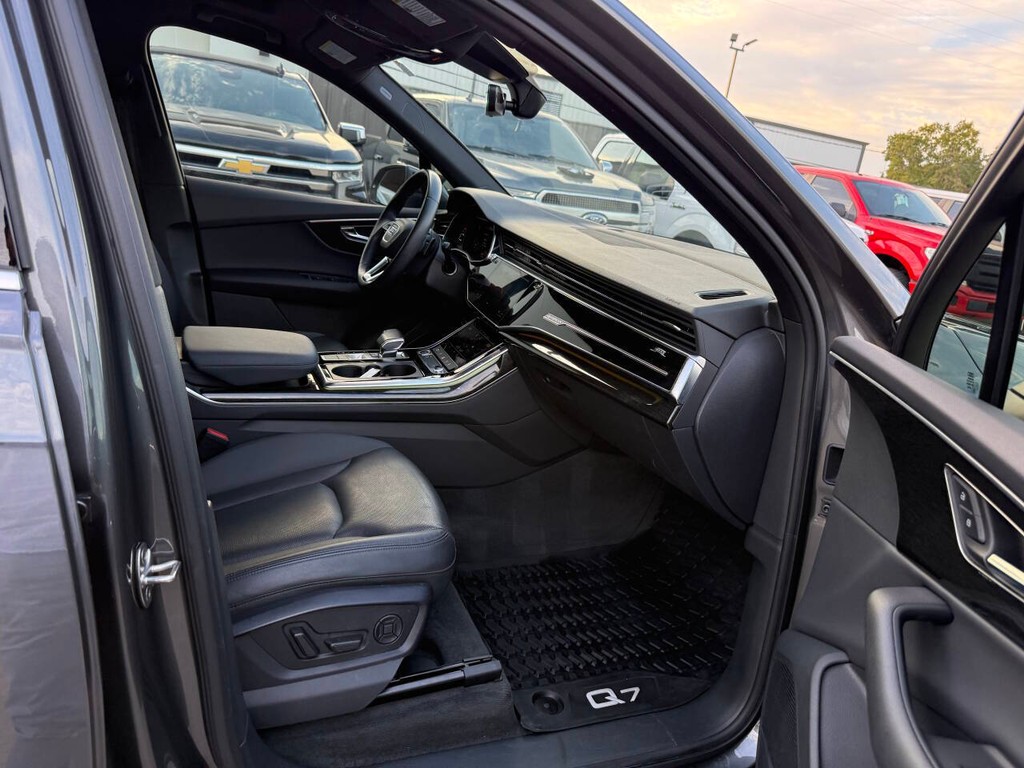 Audi Q7 Vehicle Full-screen Gallery Image 10