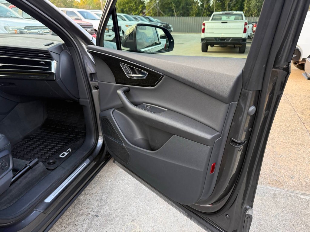 Audi Q7 Vehicle Full-screen Gallery Image 11