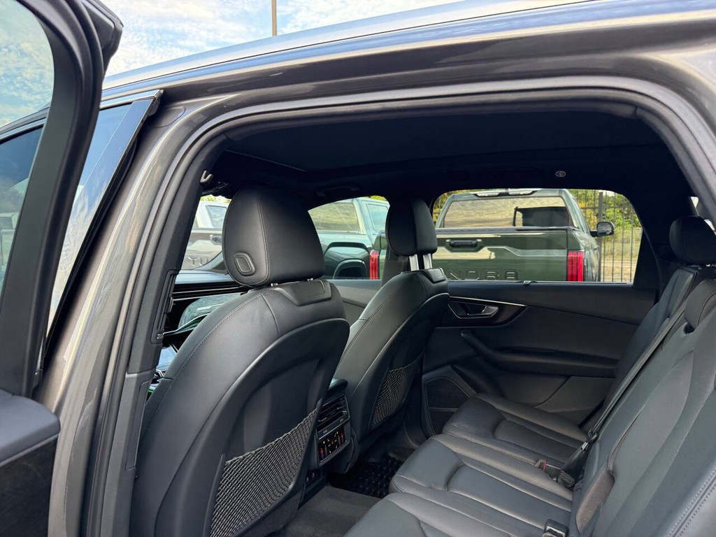 Audi Q7 Vehicle Full-screen Gallery Image 12