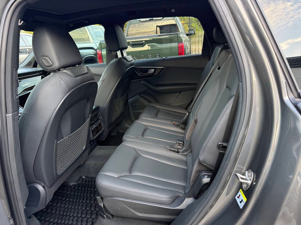 Audi Q7 Vehicle Full-screen Gallery Image 13