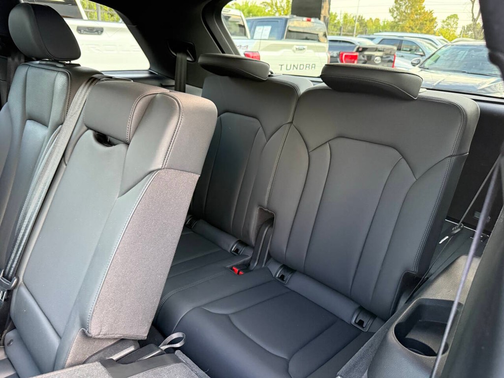Audi Q7 Vehicle Full-screen Gallery Image 14
