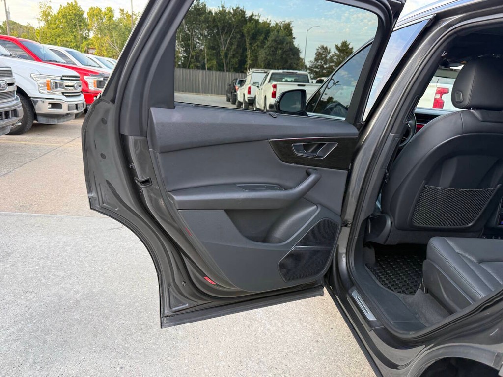 Audi Q7 Vehicle Full-screen Gallery Image 15