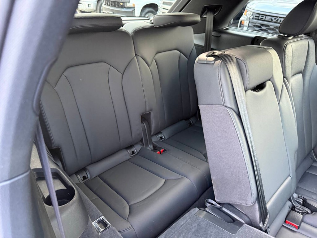 Audi Q7 Vehicle Full-screen Gallery Image 16