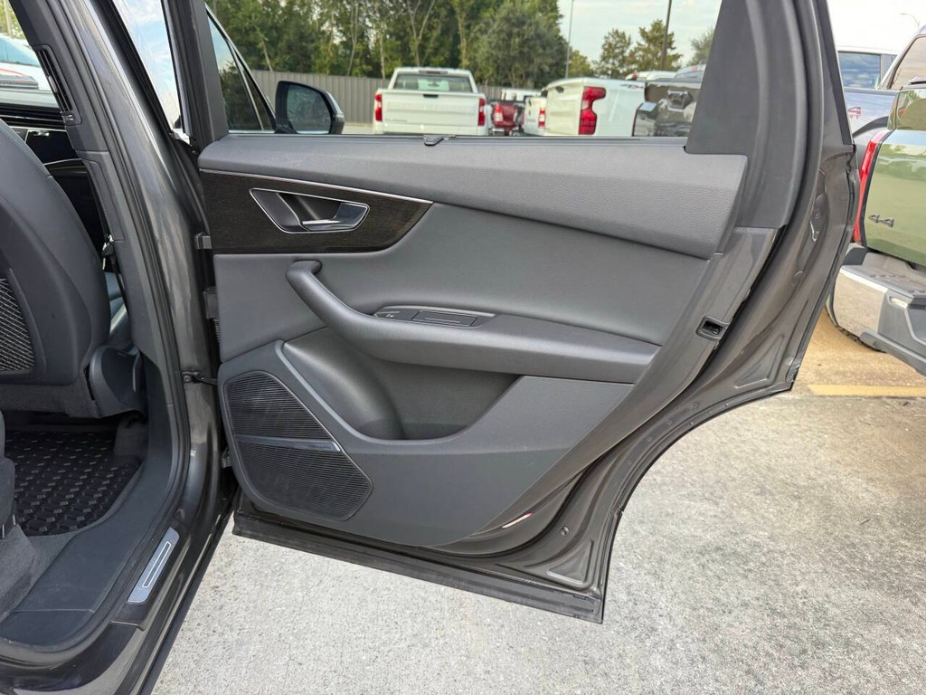 Audi Q7 Vehicle Full-screen Gallery Image 17