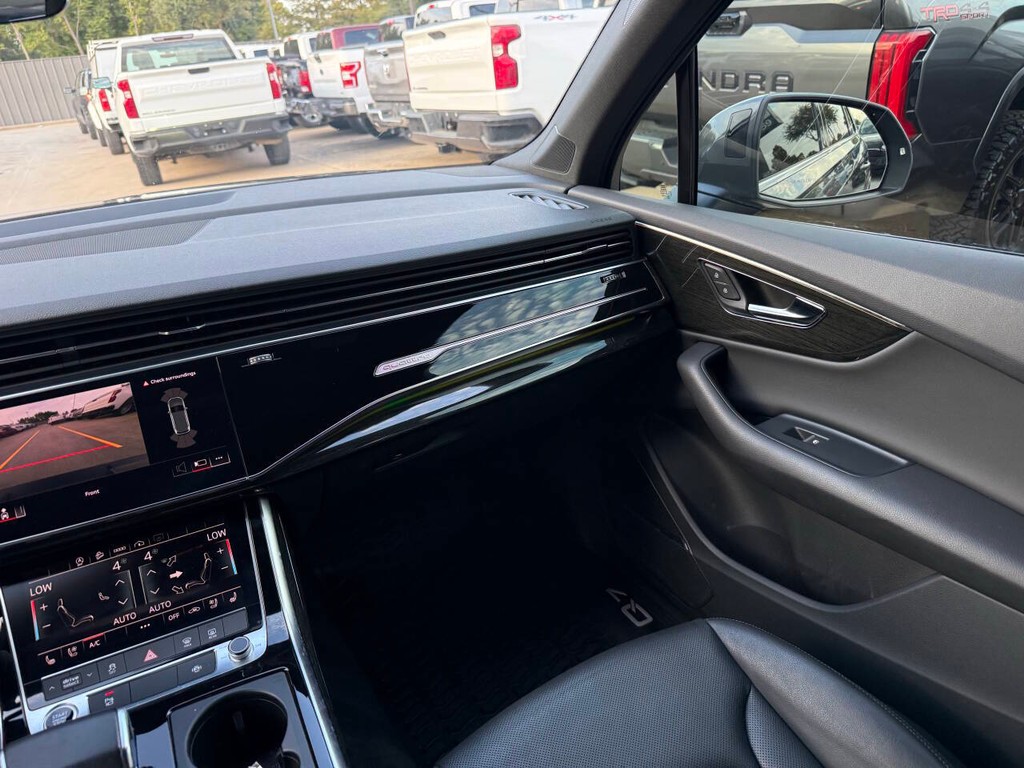 Audi Q7 Vehicle Full-screen Gallery Image 21