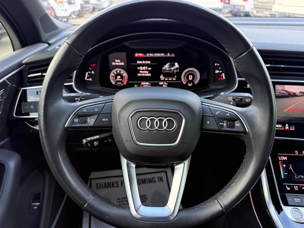 Audi Q7 Vehicle Full-screen Gallery Image 24