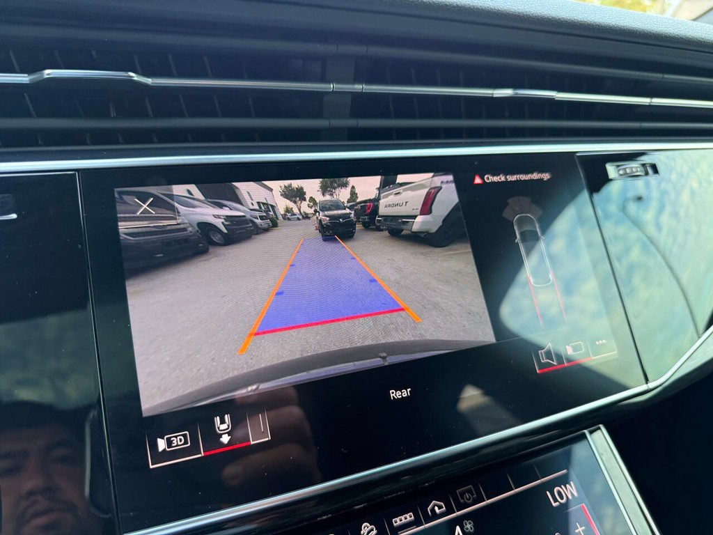 Audi Q7 Vehicle Full-screen Gallery Image 27