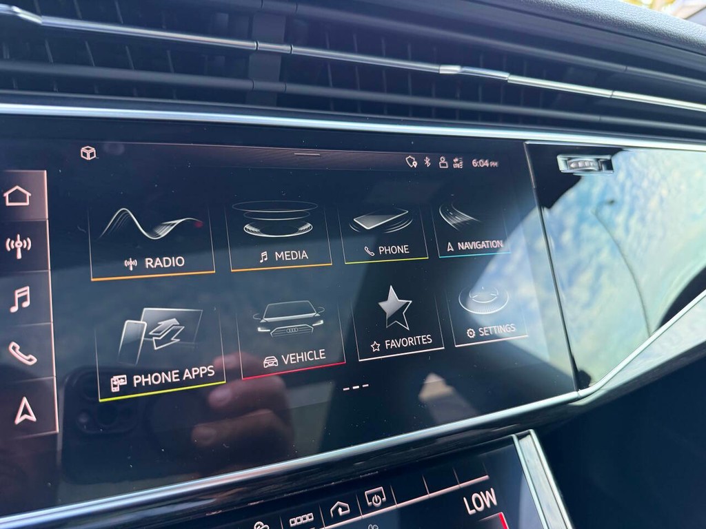 Audi Q7 Vehicle Full-screen Gallery Image 30