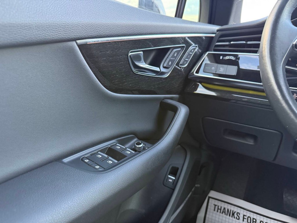 Audi Q7 Vehicle Full-screen Gallery Image 32