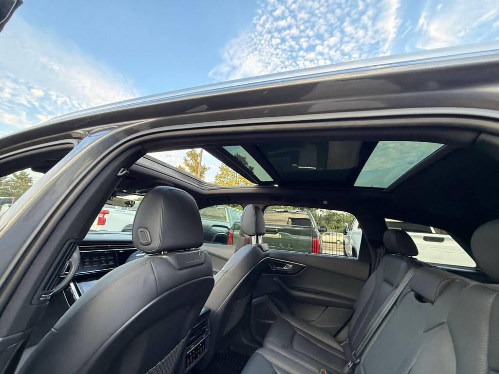 Audi Q7 Vehicle Full-screen Gallery Image 34