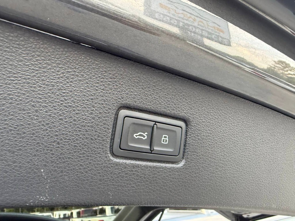 Audi Q7 Vehicle Full-screen Gallery Image 42