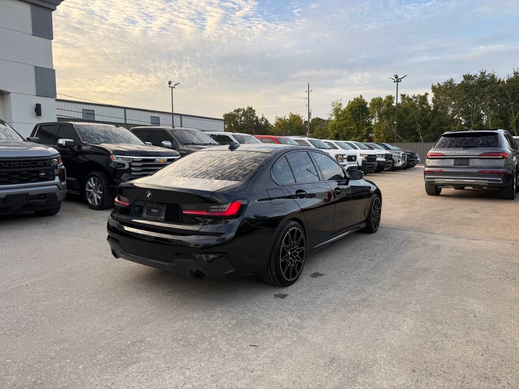 BMW 3 Series Vehicle Full-screen Gallery Image 05