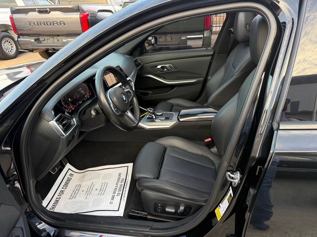 BMW 3 Series Vehicle Full-screen Gallery Image 07