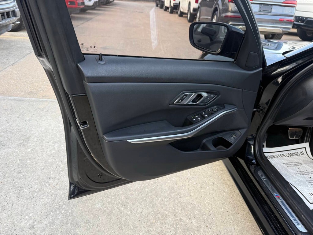 BMW 3 Series Vehicle Full-screen Gallery Image 08