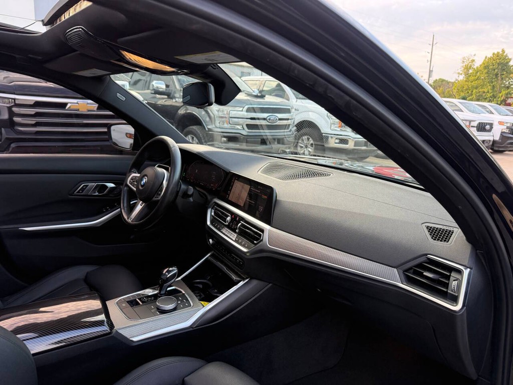 BMW 3 Series Vehicle Full-screen Gallery Image 09