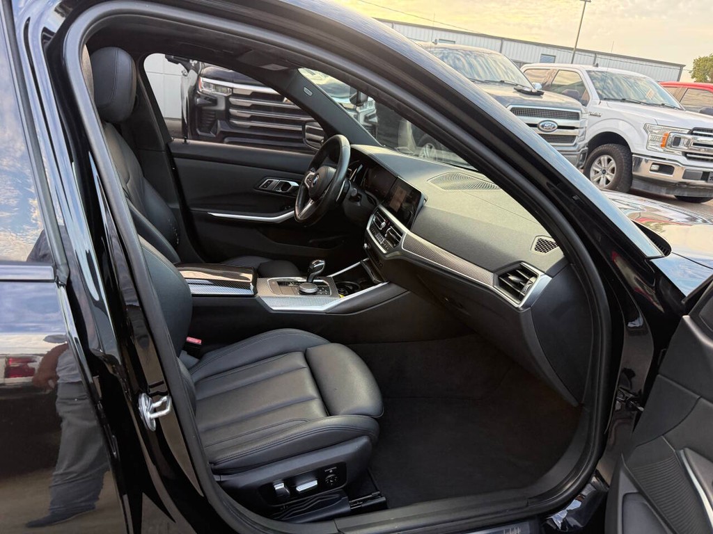 BMW 3 Series Vehicle Full-screen Gallery Image 10