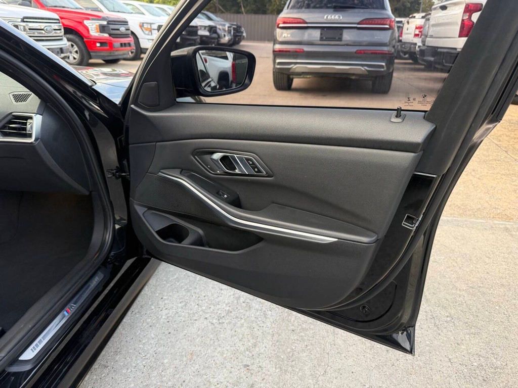 BMW 3 Series Vehicle Full-screen Gallery Image 11