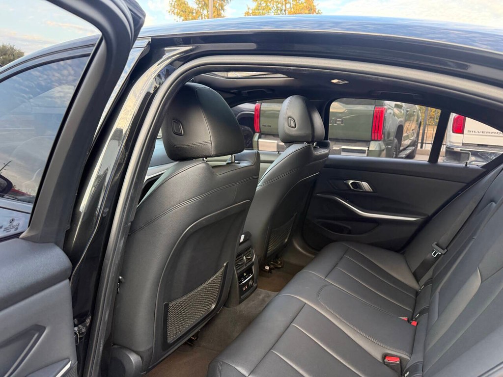 BMW 3 Series Vehicle Full-screen Gallery Image 12